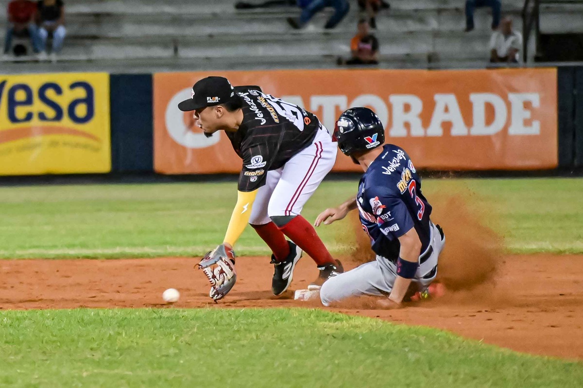 Caribes arrojan cuatro jonrones y destrozan a los Cardenales en la LVBP